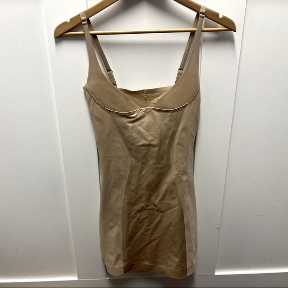 ⬇️$60 Body hush shapwear slip size M - Picture 2 of 5